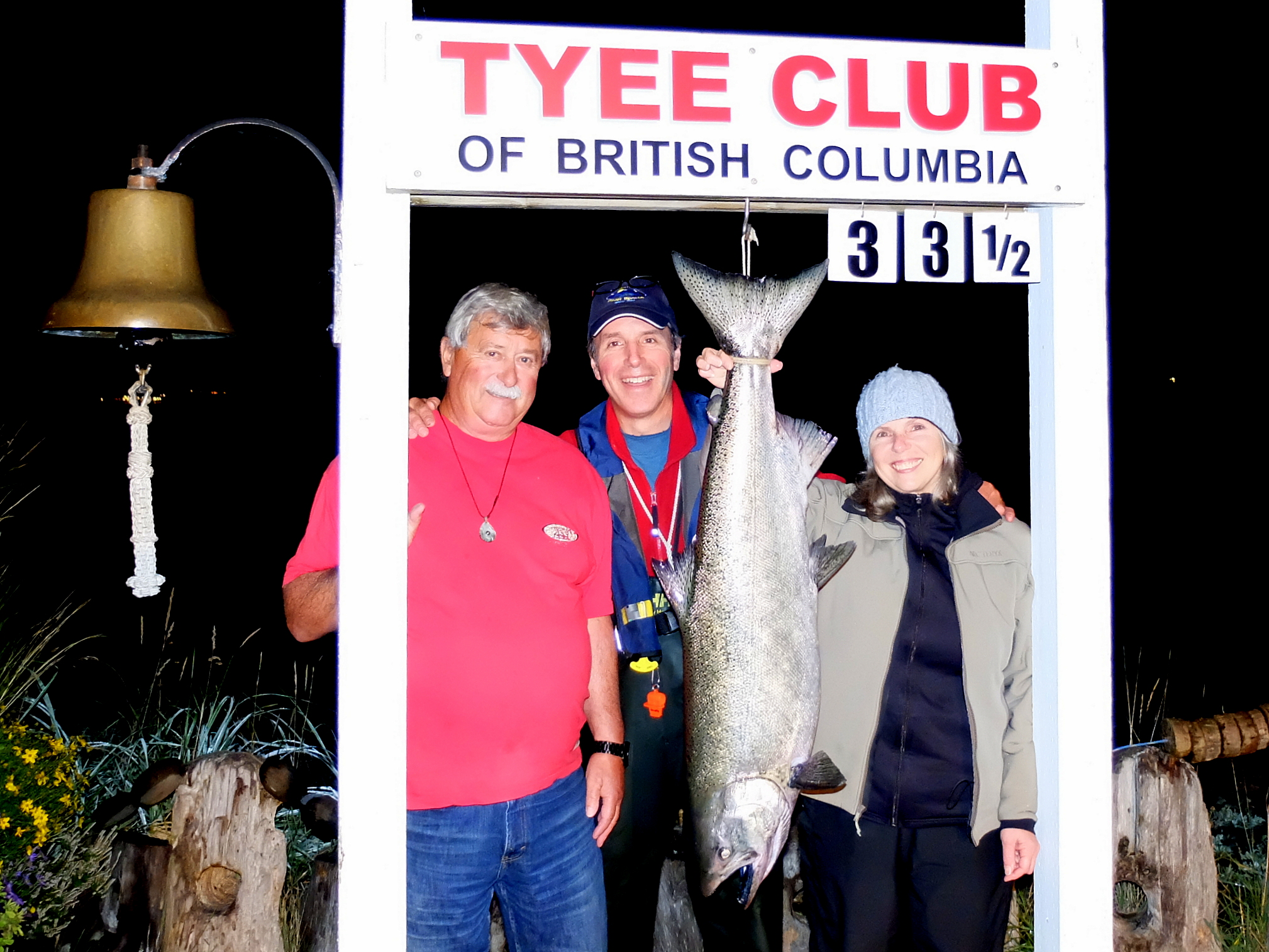 Karen-Hutton-new-member-33.5-lb-Tyee-on-a-plug-rowed-by-Pete-Wipper-Sep-7-2016-@-810-pm.jpg